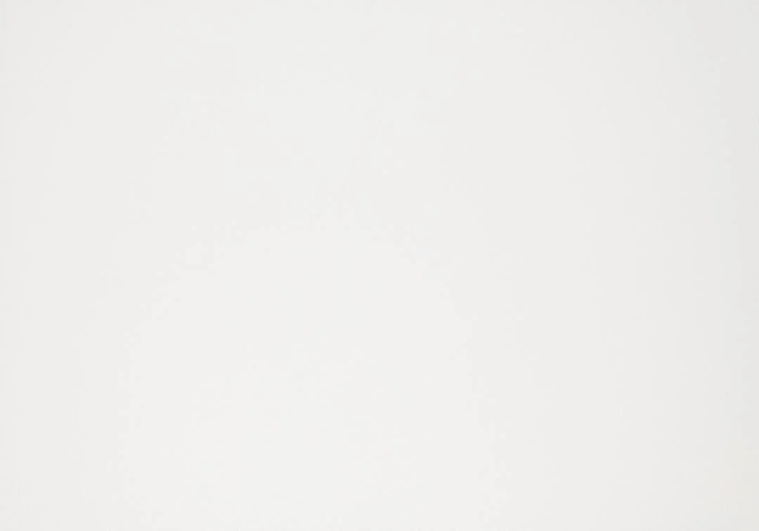 Detail van wit bureau 110x50 cm met 3 lades. Melamine en staal.