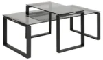 De Salontafel Rookglas, Zwart 40 x 45 CM bestaat uit een set van drie moderne nesttafels met een zwart metalen onderstel en rechthoekige rookglas bladen, ontworpen voor een verspringende, overlappende opstelling.