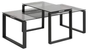 De Salontafel Rookglas, Zwart 40 x 45 CM bestaat uit een set van drie moderne nesttafels met een zwart metalen onderstel en rechthoekige rookglas bladen, ontworpen voor een verspringende, overlappende opstelling.