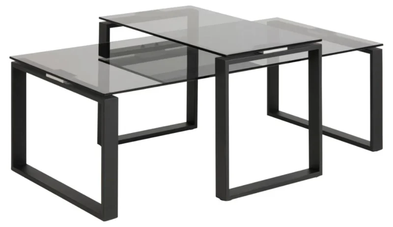 De Salontafel Rookglas, Zwart 40 x 45 CM bestaat uit een set van drie moderne nesttafels met een zwart metalen onderstel en rechthoekige rookglas bladen, ontworpen voor een verspringende, overlappende opstelling.