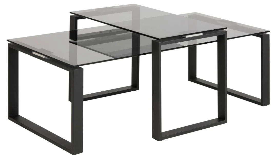 De Salontafel Rookglas, Zwart 40 x 45 CM bestaat uit een set van drie moderne nesttafels met een zwart metalen onderstel en rechthoekige rookglas bladen, ontworpen voor een verspringende, overlappende opstelling.