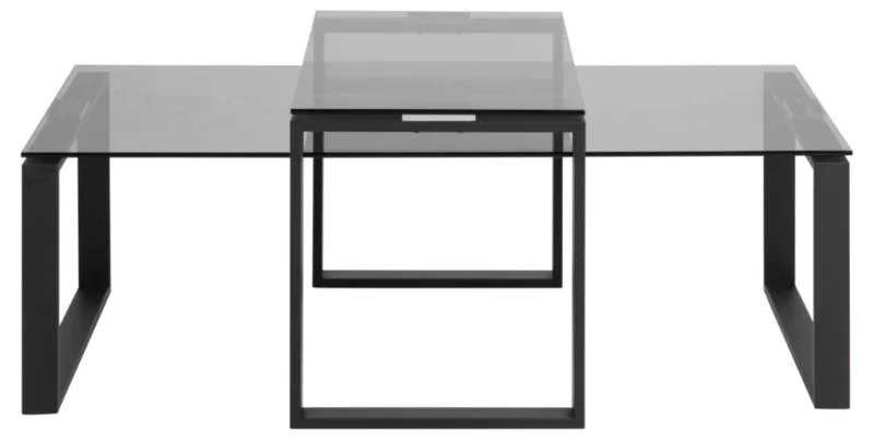 De Salontafel Rookglas heeft een modern zwart metalen frame met rechthoekige poten en een blad van gerookt glas. Afmetingen: 40 x 45 cm. Afgebeeld tegen een witte achtergrond voegt het strakke ontwerp van deze tafel stijl toe aan elke kamer.