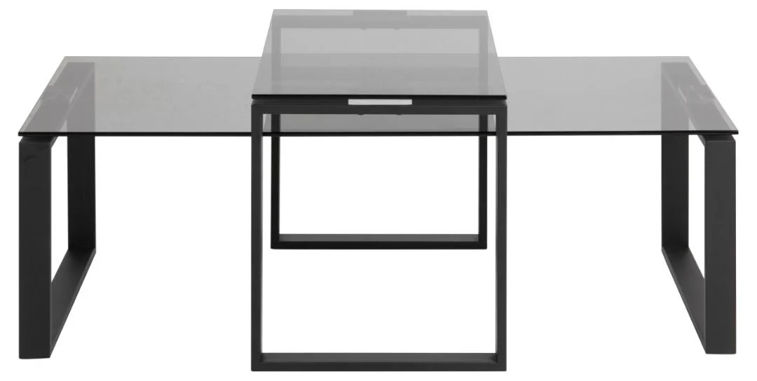 De Salontafel Rookglas heeft een modern zwart metalen frame met rechthoekige poten en een blad van gerookt glas. Afmetingen: 40 x 45 cm. Afgebeeld tegen een witte achtergrond voegt het strakke ontwerp van deze tafel stijl toe aan elke kamer.