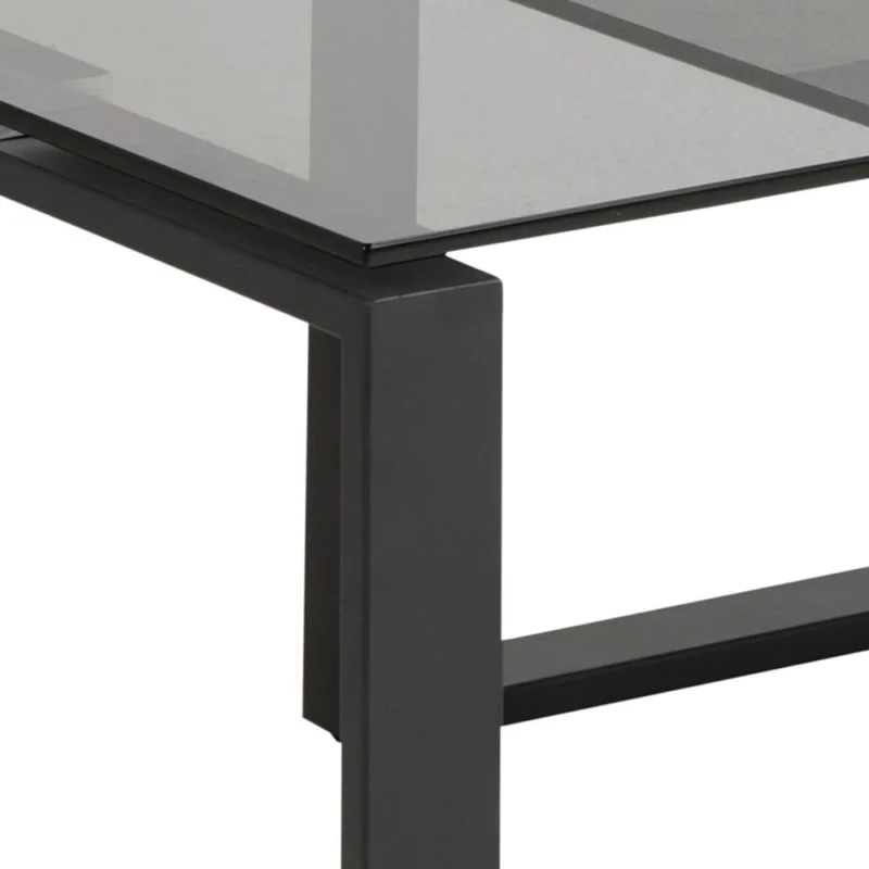 Close-up van de Salontafel Rookglas, Zwart (40 x 45 CM) met een zwart metalen frame en een rechthoekig blad van gerookt glas tegen een effen witte achtergrond.