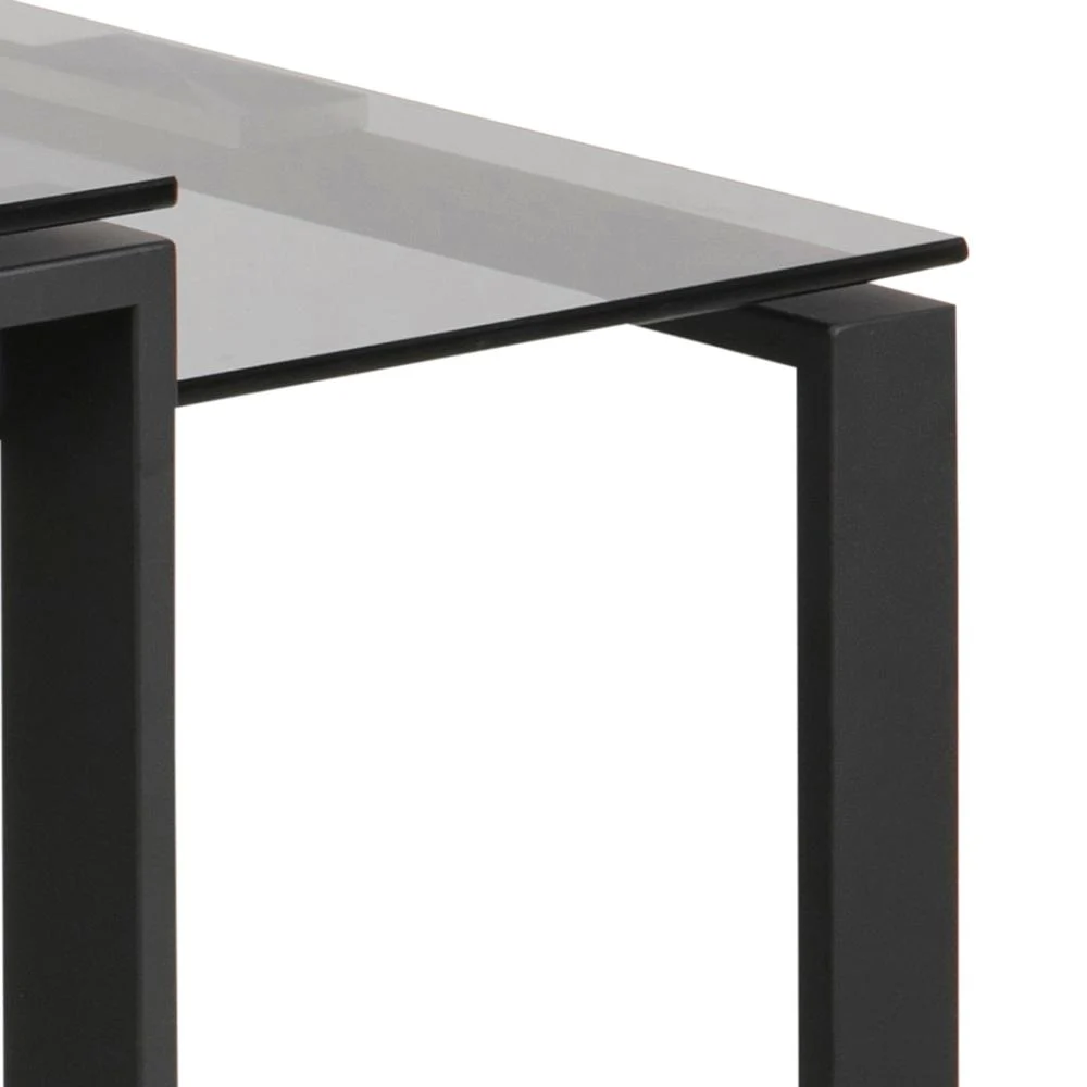 Een close-up van de Salontafel Rookglas, Zwart 40 x 45 CM-met een rechthoekig blad van gerookt glas en zwarte metalen poten voor een strakke, minimalistische look.