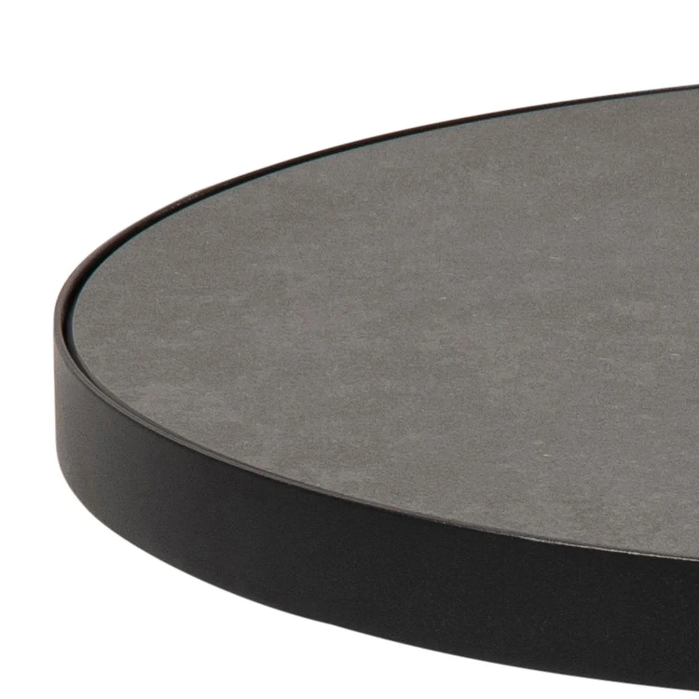 Een close-up van de rand van de Salontafel Zwart 45 CM Rond Keramiek toont het ronde, zwarte tafelblad met een glad keramisch oppervlak en een licht opstaande rand.