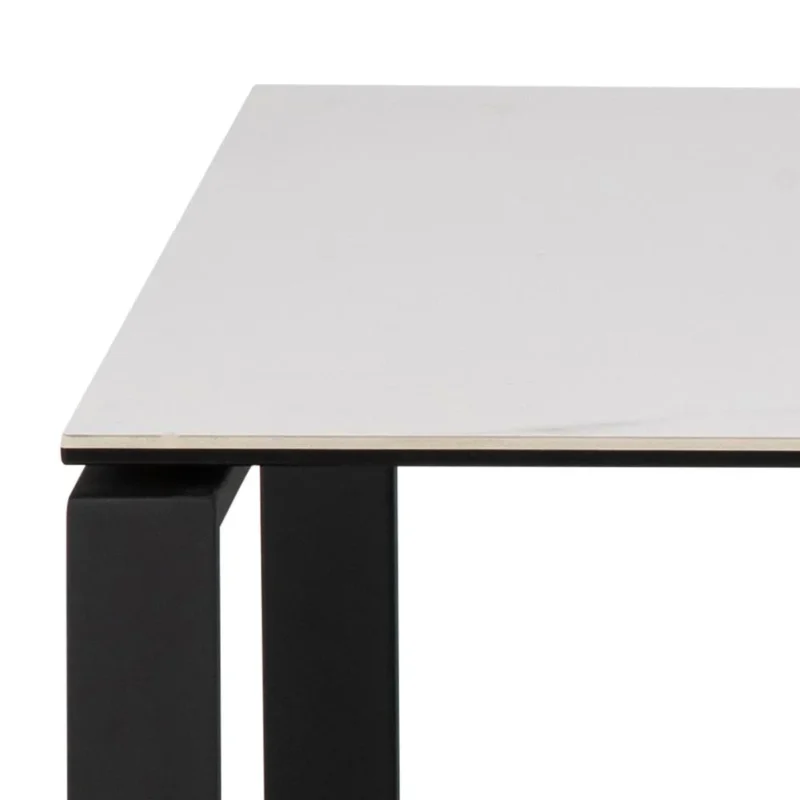 Close-up van de Salontafel Zwart, Wit 40 x 45 CM Rond met een tafelblad van wit keramiek en zwarte metalen poten, die het minimalistische moderne ontwerp laten zien.