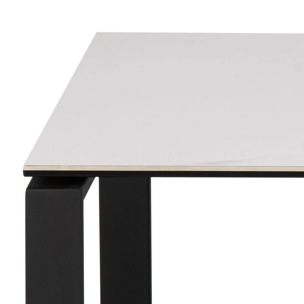 Close-up van de Salontafel Zwart, Wit 40 x 45 CM Rond met een tafelblad van wit keramiek en zwarte metalen poten, die het minimalistische moderne ontwerp laten zien.