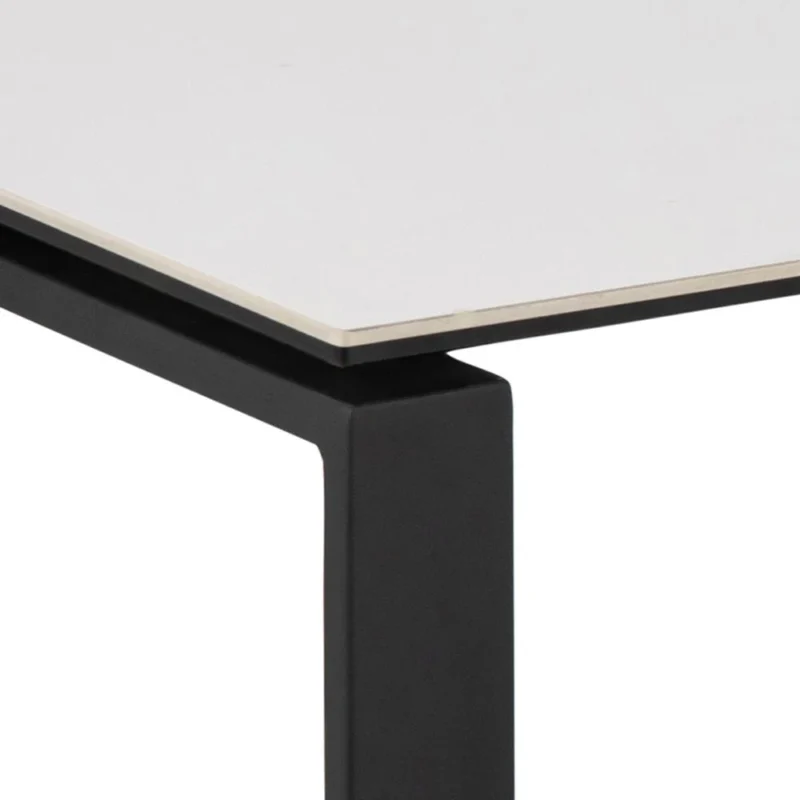 Close-up van de Salontafel Zwart, Wit 40 x 45 CM Rond, met een dun wit keramiek tafelblad en een zwart metalen poot.