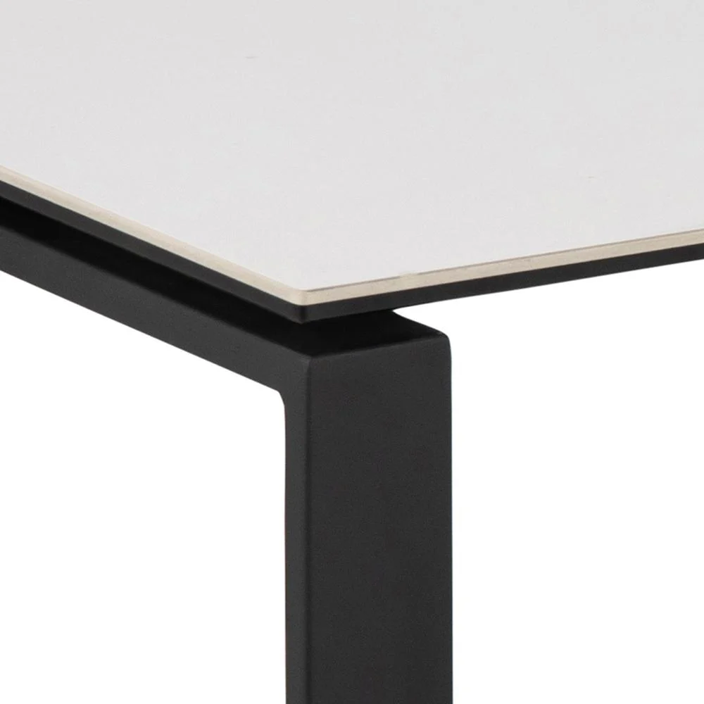 Close-up van de Salontafel Zwart, Wit 40 x 45 CM Rond, met een dun wit keramiek tafelblad en een zwart metalen poot.