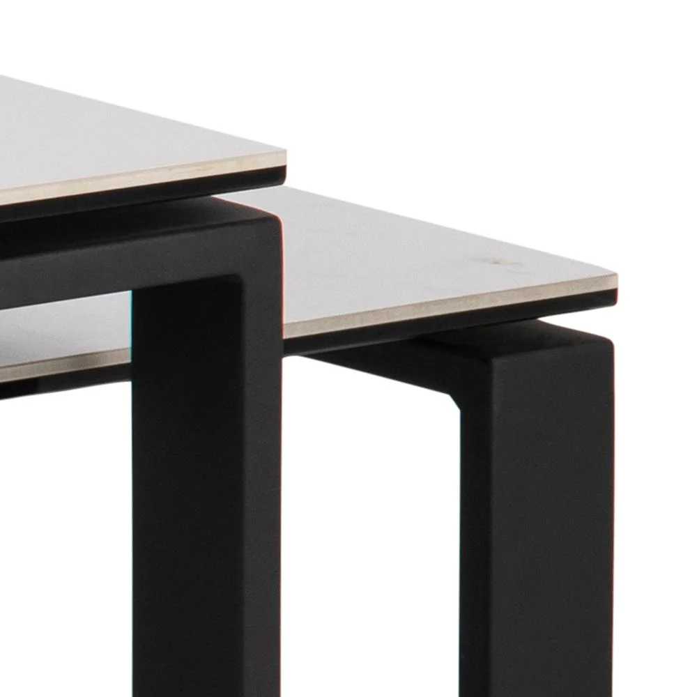 Close-up van de Salontafel Zwart, Wit 40 x 45 CM Rond, met de zwarte metalen poten en lichte keramische tafelbladen op elkaar gestapeld.
