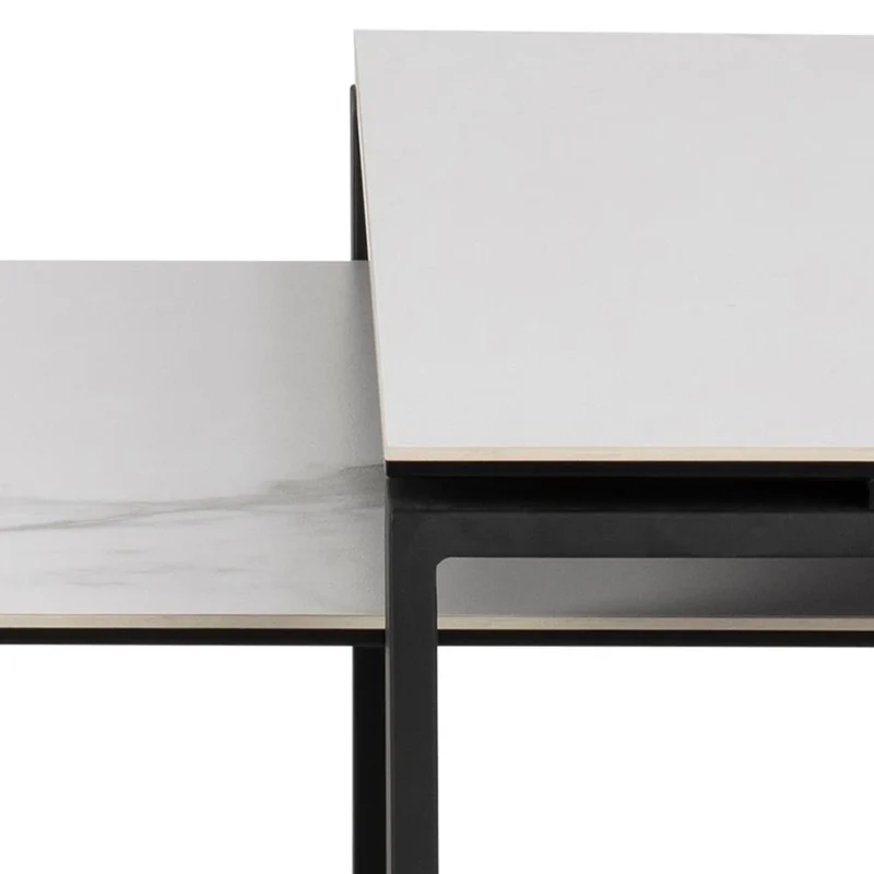 Twee Salontafel Zwart, Wit 40 x 45 CM Rond tafels met dunne witte keramische bladen en een zwart metalen onderstel staan naast elkaar in verschillende hoogtes en hoeken, wat hun minimalistische en geometrische stijl benadrukt.