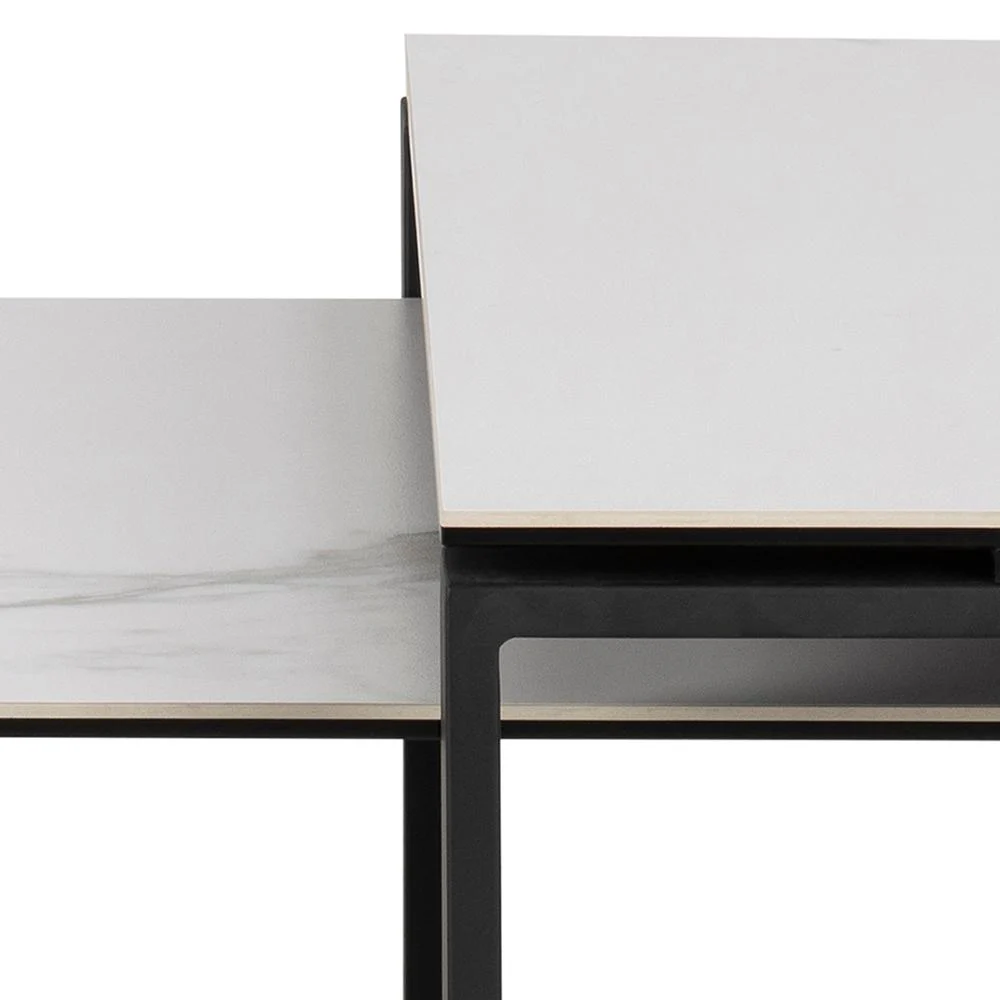 Twee Salontafel Zwart, Wit 40 x 45 CM Rond tafels met dunne witte keramische bladen en een zwart metalen onderstel staan naast elkaar in verschillende hoogtes en hoeken, wat hun minimalistische en geometrische stijl benadrukt.