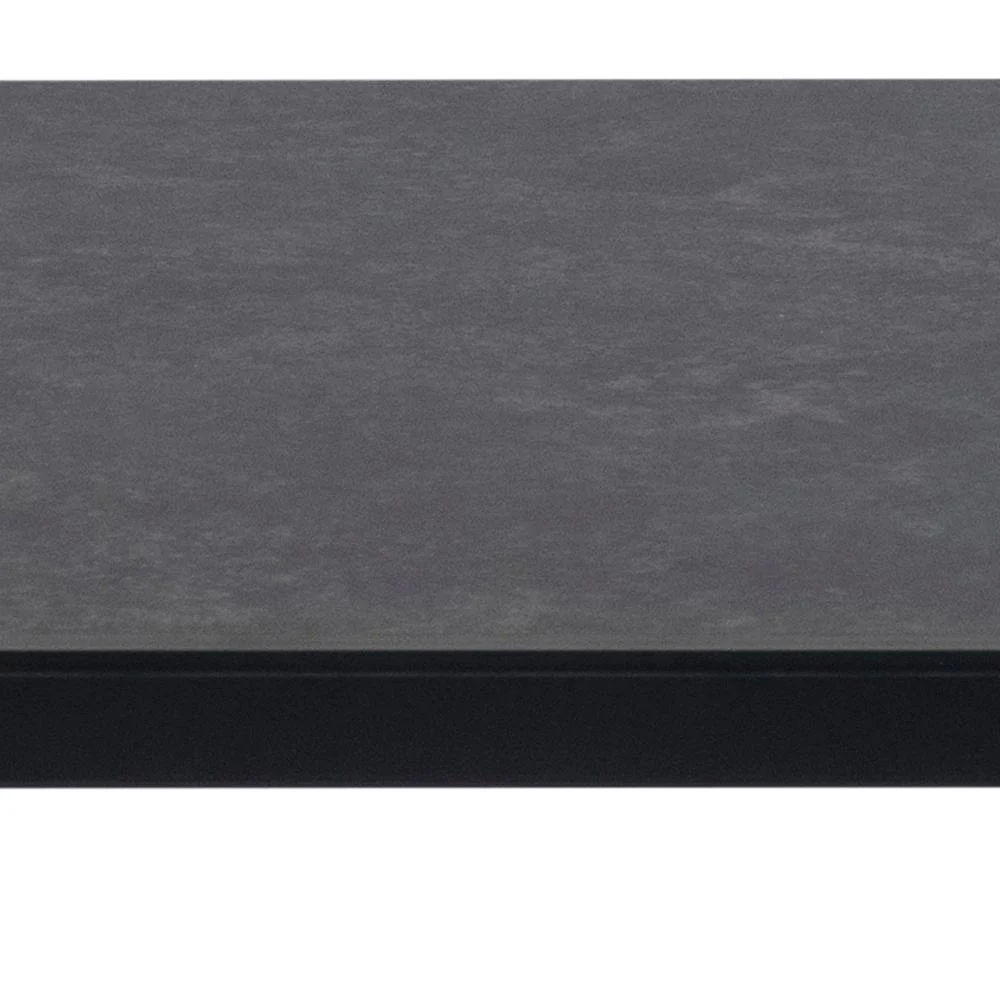 Een close-up van de Eettafel Brentford 200 x 90 CM Rechthoek toont het donkergrijze keramiek tafelblad met steenstructuur en een rechte zwarte rand tegen een witte achtergrond.
