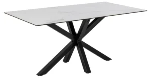 De Eettafel Nieuwe Sfeer 160 x 90 CM heeft een rechthoekig keramisch blad met een marmerachtige afwerking en opvallende zwart stalen poten die elkaar in het midden kruisen en zich vertakken voor stabiliteit.