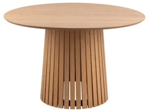 De Eettafel Christo 120 CM Rond Eikenhout is een ronde eiken tafel met een glad blad en een cilindrisch onderstel van verticale latten, waardoor het een open, luchtige uitstraling heeft.