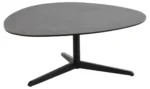De Salontafel Zwart is een moderne, donkergrijze driehoekige salontafel van kunststof van 95 x 41 cm met een glad blad en een zwart metalen onderstel met drie poten.