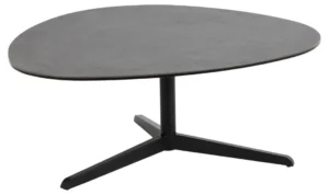 De Salontafel Zwart is een moderne, donkergrijze driehoekige salontafel van kunststof van 95 x 41 cm met een glad blad en een zwart metalen onderstel met drie poten.