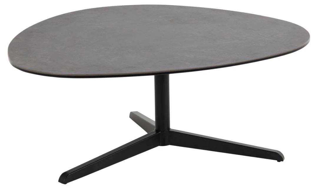 De Salontafel Zwart is een moderne, donkergrijze driehoekige salontafel van kunststof van 95 x 41 cm met een glad blad en een zwart metalen onderstel met drie poten.