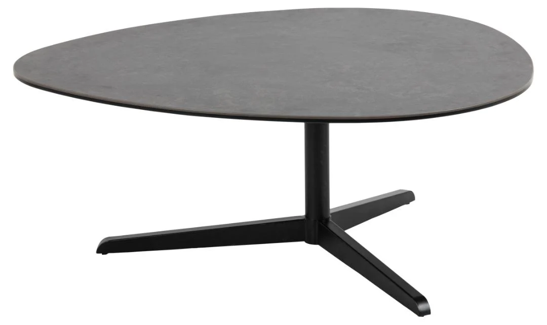 Salontafel Zwart 95 x 41 CM Driehoek, een moderne kunststof salontafel met een donker, onregelmatig ovaal blad en een zwart metalen driepoots onderstel, afgebeeld tegen een witte achtergrond.