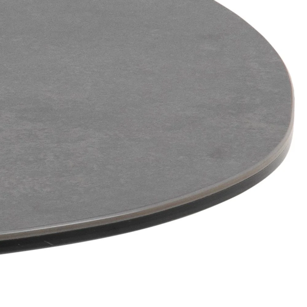Een close-up van de rand van Salontafel Zwart 95 x 41 CM Driehoek, een rond, grijs tafelblad in steenlook gemaakt van glad kunststof.