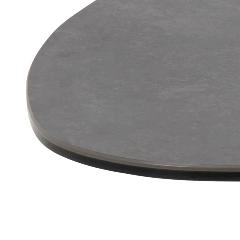 Een close-up van de rand van Salontafel Zwart 95 x 41 CM Driehoek, met een glad, donkergrijs, afgerond kunststof oppervlak tegen een witte achtergrond.