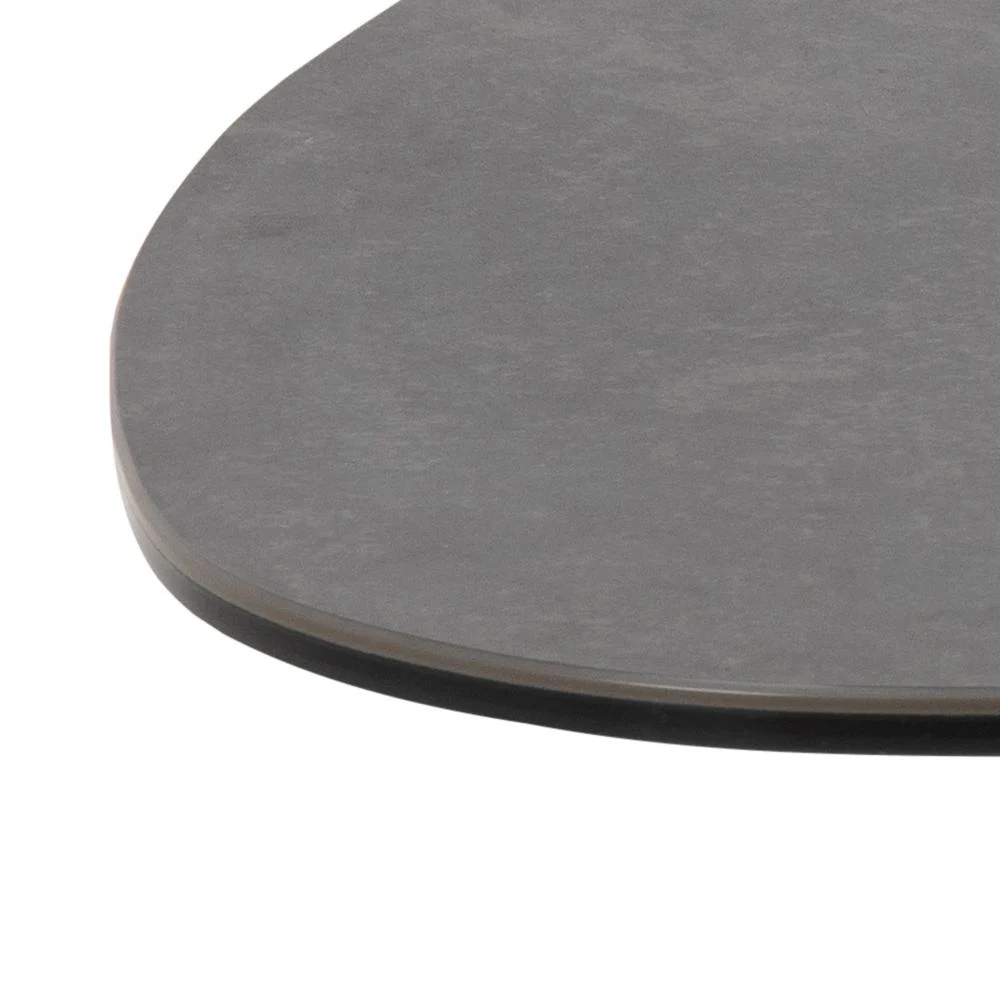 Een close-up van de rand van Salontafel Zwart 95 x 41 CM Driehoek, met een glad, donkergrijs, afgerond kunststof oppervlak tegen een witte achtergrond.