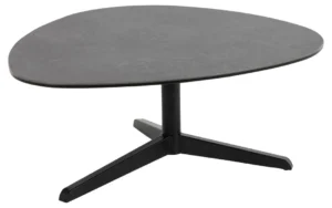 De Salontafel Zwart (77 x 34 cm) is een moderne ronde salontafel met een matzwart kunststof blad en een zwart metalen onderstel met drie poten, afgebeeld op een witte achtergrond.