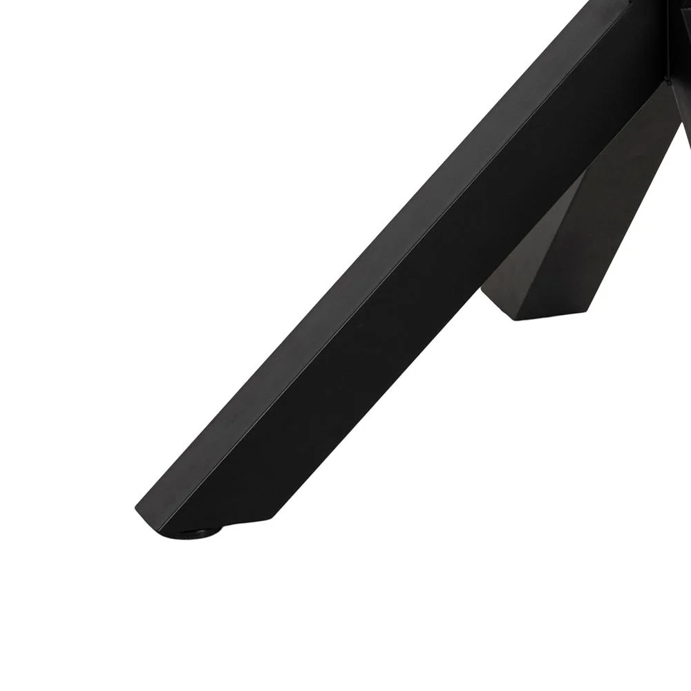 Close-up van de zwarte stalen poot van de Eettafel Hemel 120 CM Rond Eikenhout, met een modern, hoekig ontwerp tegen een witte achtergrond.