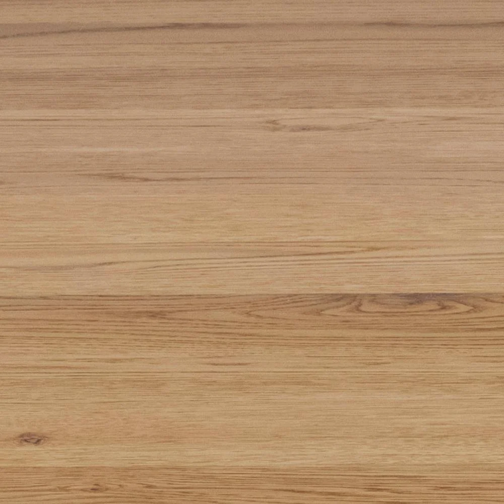 De Eettafel Hemel 120 CM Rond is gemaakt van eikenhout met een lichtbruin houten oppervlak, natuurlijke nerf, gladde textuur en subtiele kleurvariaties. Enkele knoesten en donkere strepen versterken de unieke uitstraling. Ondersteund door stevige stalen poten.