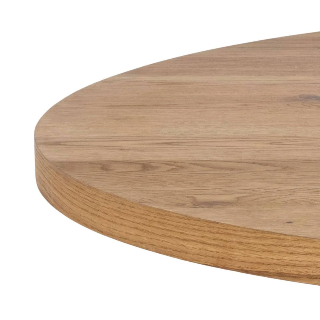 Een close-up van de rand van de Eettafel Hemel 120 CM Rond Eikenhout toont de gladde, natuurlijke eiken houtnerf en robuuste stalen accenten.