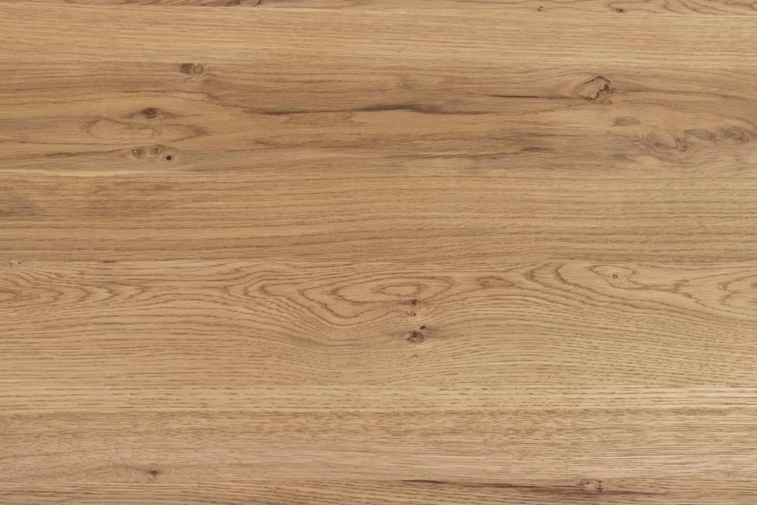 De Eettafel Hemel 220 x 90 CM Rechthoek heeft een lichtbruin eiken oppervlak met zichtbare nerfpatronen en knoesten, wat zorgt voor een rustieke uitstraling in combinatie met stevige stalen accenten.