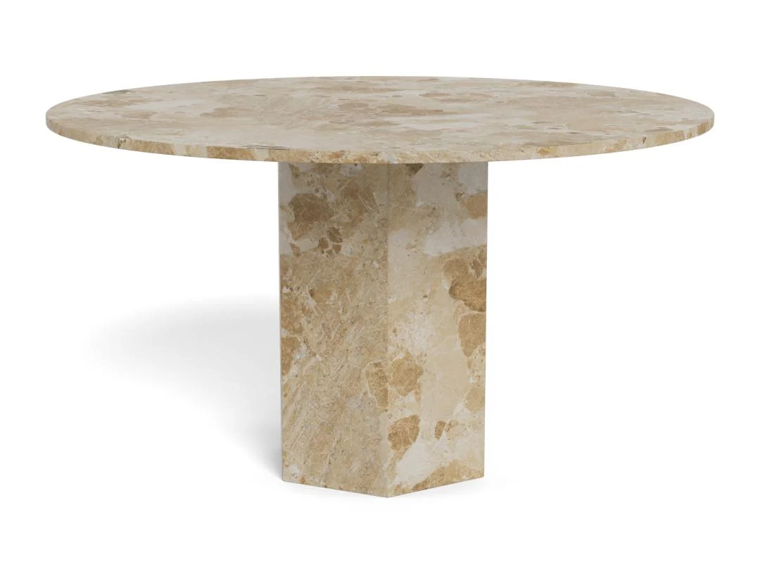 De Eettafel Naxos 130 CM Rond Marmer Massief heeft een rond beige marmeren blad en een brede rechthoekige voet, beide met natuursteenpatronen voor een stijlvolle en elegante uitstraling.