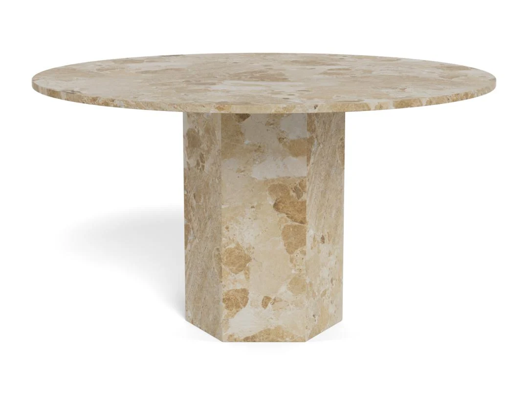De Eettafel Naxos 130 CM Rond Marmer Massief is een ronde, beige marmeren tafel met een dikke cilindrische voet, met een glad, gepolijst oppervlak en een modern, minimalistisch ontwerp.