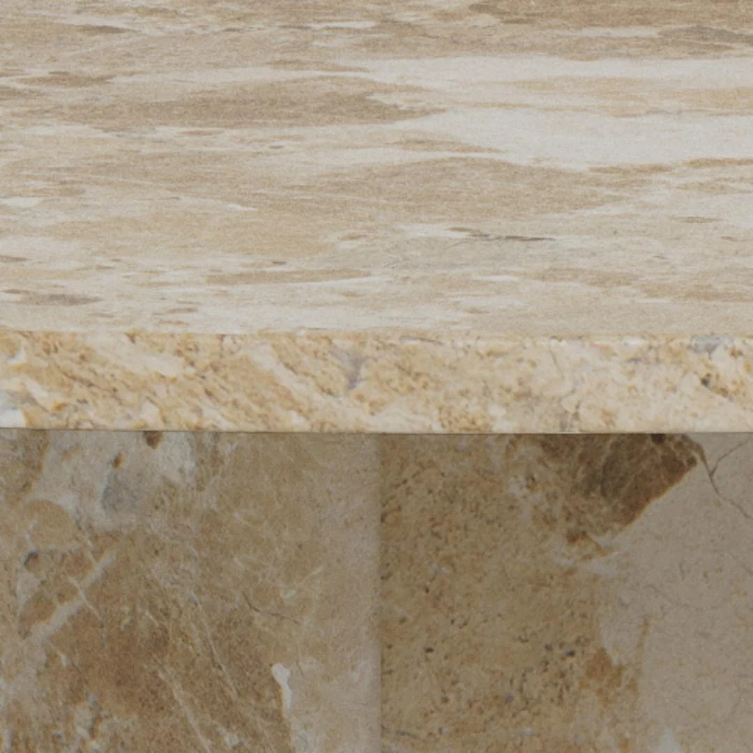 Close-up van de Eettafel Naxos 130 CM Rond Marmer Massief, met de nadruk op het gladde, gepolijste beige en bruine marmeren blad en de gestructureerde rand met unieke natuursteen patronen.