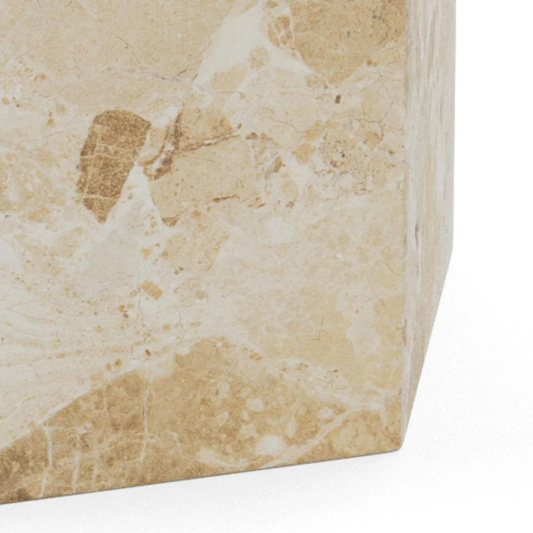 Een close-up van de Eettafel Naxos 130 CM Rond Marmer Massief, met het gladde beige marmeren oppervlak met natuurlijke bruine en witte aderpatronen.