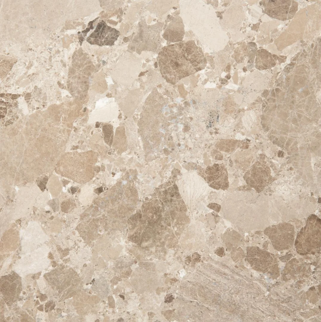 Close-up van de Eettafel Naxos 130 CM Rond Marmer Massief, met het beige en lichtbruine marmeren oppervlak met natuurlijke, onregelmatige patronen en ingebedde steenfragmenten.