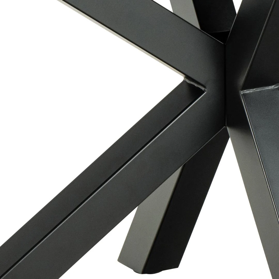 Close-up weergave van elkaar kruisende zwarte stalen poten van de Eettafel Nieuwe Sfeer 200 x 100 CM, een moderne rechthoekige tafel van keramiek en staal, tegen een witte achtergrond.
