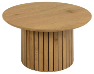 De Salontafel 80 CM Rond Kunststof Compact heeft een glad rond blad en een cilindrische basis met verticale latten, die een natuurlijke houtlook en een modern, minimalistisch ontwerp biedt.