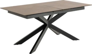 De Eettafel Nieuwe Sfeer is een moderne rechthoekige tafel (90 x 76 cm) met een bruin keramisch blad en zwarte, kriskras gehoekte stalen poten, afgebeeld op een witte achtergrond.