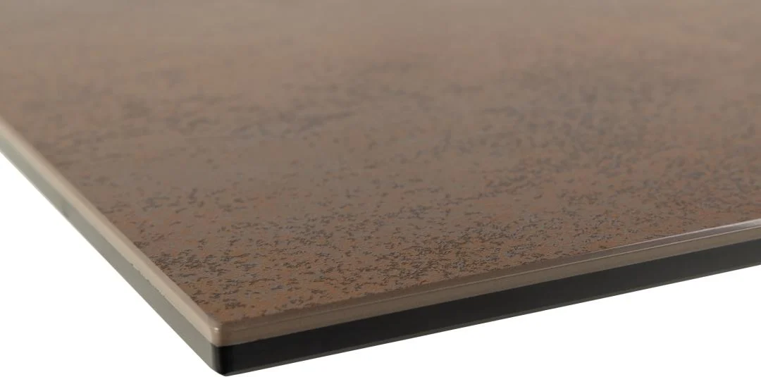 Een close-up van de hoek van de Eettafel Nieuwe Sfeer 200 x 100 CM toont het rechthoekige keramische oppervlak met een bruine, gespikkelde afwerking en gladde rand.