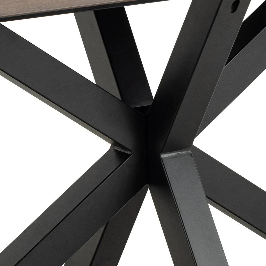 Close-up van het zwart metalen onderstel van de Eettafel Nieuwe Sfeer 200 x 100 CM, met kruisende hoekige poten in een X-vorm onder het rechthoekige keramiek tafelblad.