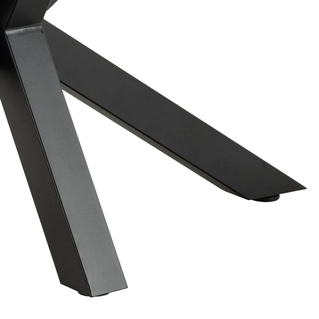 Close-up van twee schuine zwarte metalen poten op de Eettafel Nieuwe Sfeer 200 x 100 CM, een rechthoekige eettafel van keramiek met een modern, minimalistisch ontwerp, tegen een witte achtergrond.