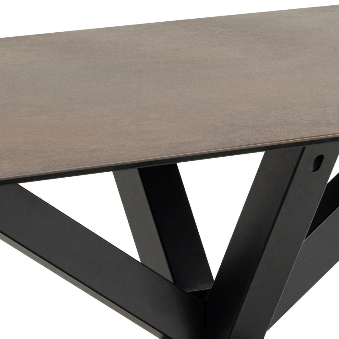 Close-up van de Eettafel Nieuwe Sfeer 200 x 100 CM, met een rechthoekig keramiek blad en zwarte metalen poten in een geometrisch ontwerp.