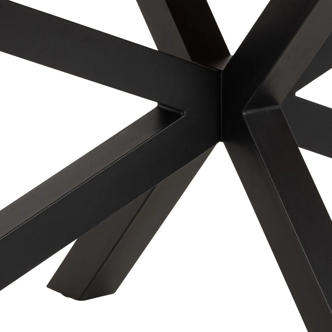 Close-up van het zwarte stalen onderstel van Eettafel Hemel 220 x 100 CM Rond, gemaakt van eikenhout en staal, met meerdere elkaar kruisende poten in een stervormig, spinachtig patroon.