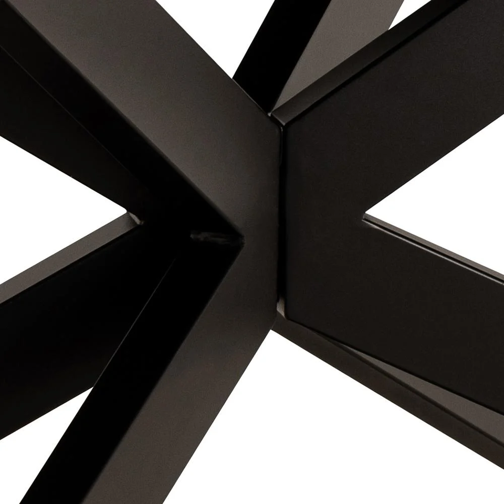 Close-up van Eettafel Nieuwe Sfeer 240 x 100 CM: zwart stalen poten die elkaar kruisen in een X-vorm onder een strak, rechthoekig glazen blad. Het ontwerp heeft scherpe hoeken en strakke lijnen voor een moderne look.
