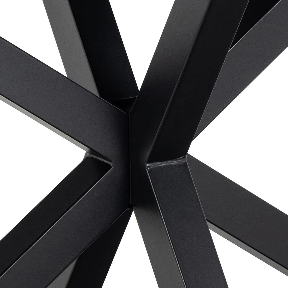 Close-up van de elkaar kruisende zwarte metalen poten van de Eettafel Nieuwe Sfeer 160 x 90 CM tafelvoet, die een geometrisch stervormig patroon vormen met scherpe hoeken en strakke lijnen. Model: Rechthoek Keramiek Staal 3.