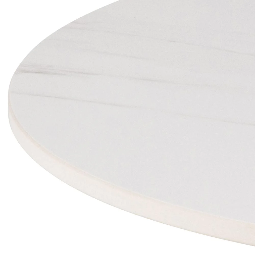 Een close-up van de rand van de Salontafel Wit 60 CM Rond Kunststof, met een rond, wit tafelblad met vage grijze adering tegen een effen witte achtergrond.