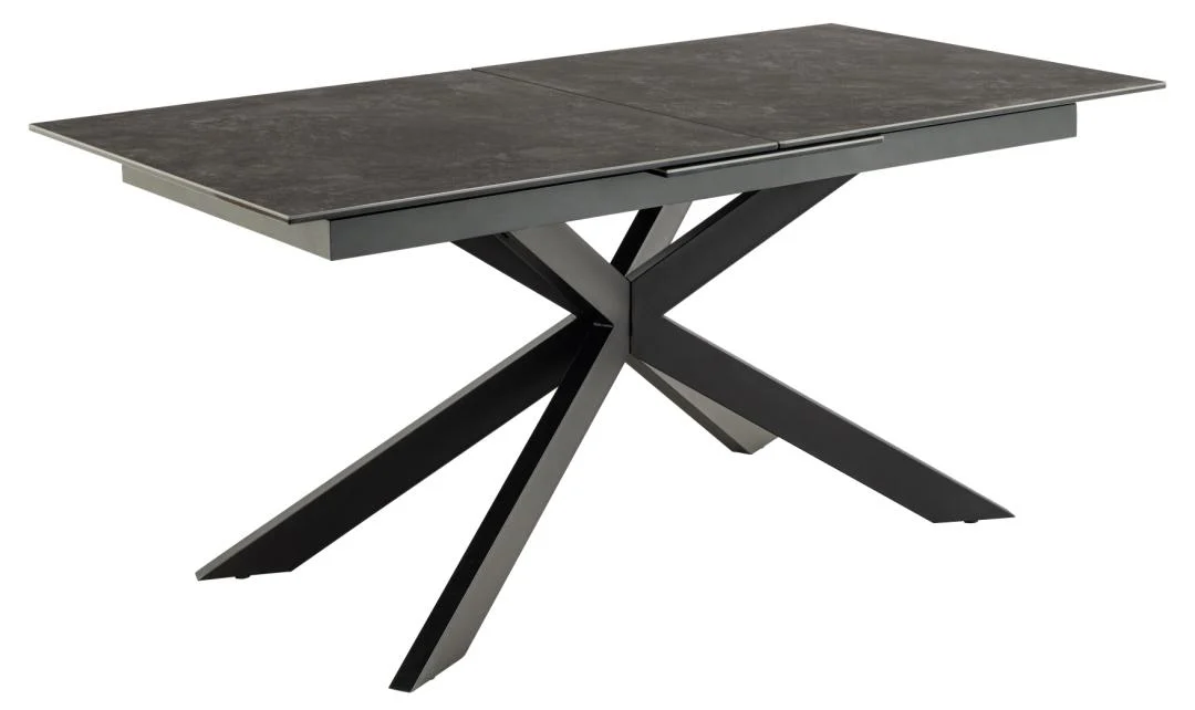 De Eettafel Irwine 90 x 76 CM is een moderne rechthoekige eettafel met een donker keramisch tafelblad en unieke X-vormige zwarte stalen poten tegen een witte achtergrond.