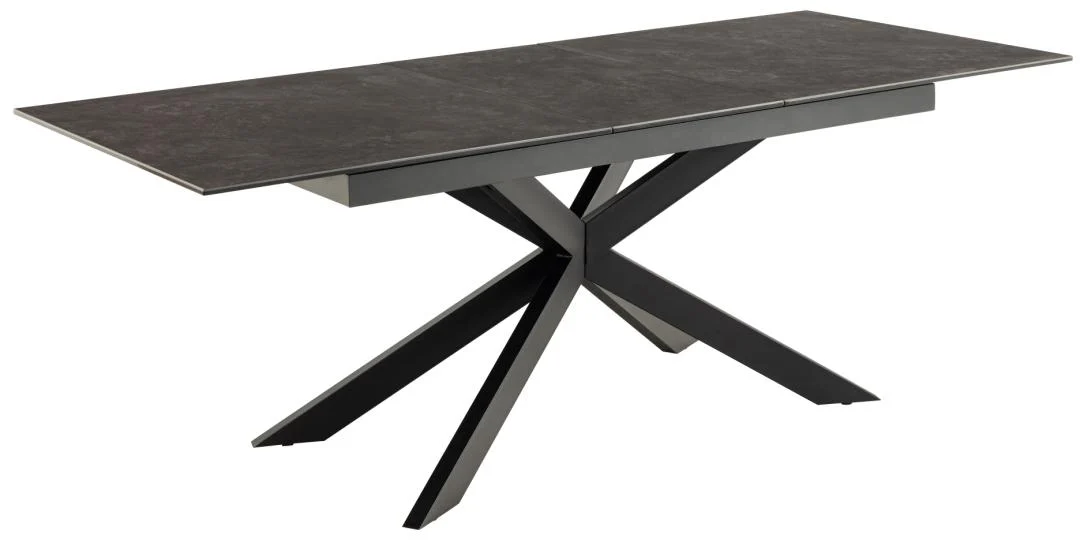 De Eettafel Irwine 90 x 76 CM is een moderne rechthoekige eettafel met een donker keramisch blad en unieke zwarte stalen schuine poten die een geometrisch kruisvoet vormen.